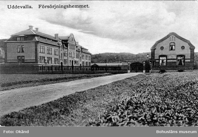 Tryckt text på vykortets framsida: "Uddevalla. Försörjningshemmet".

