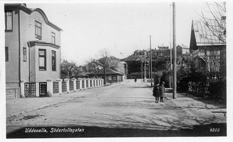 Tryckt text på vykortets framsida: "Uddevalla. Södertullsgatan".


