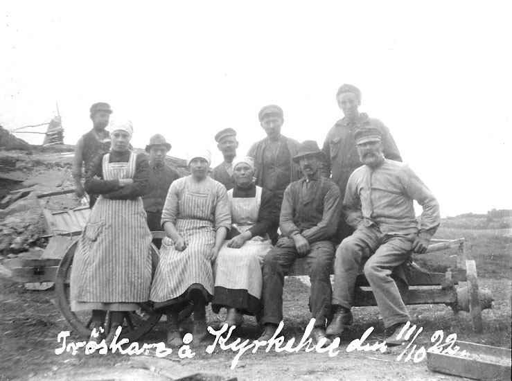 Enligt noteringar: "Tröskare å Kyrkehee 11 okt. 1922, Gösta, Einar Hurtig, John o Karl Hansson i Skistad, Kam, Klara, Emma Skylt, Anna Bohlin, Olle Adriansson".