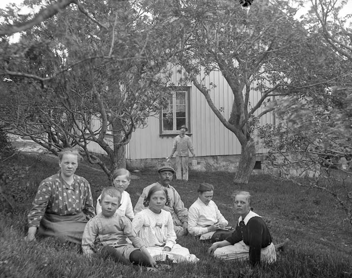 Enligt notering: "I trädgården".