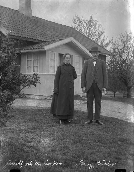 "Adolf och Maria Jansson Berg Järbo." antecknat på fotografiet med vit färg