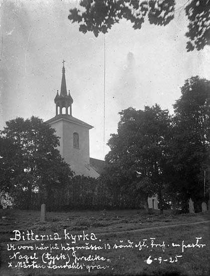 Enligt text på fotot: "Bitterna kyrka. Vi voro här på högmässa 13 sönd. efter tref. en pastor Nagel (tysk) predika. x Mårten Landahls grav. 6-9-25".
