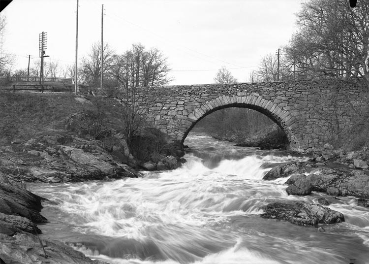 Enligt fotografens noteringar: "1936 N:r 34 obs 2 plåtar. Bron vid Munkedals Herrgård."