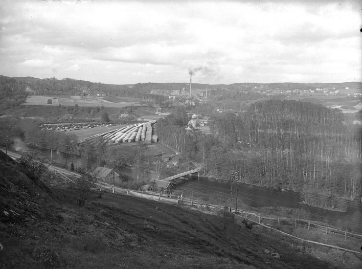 Enligt fotografens noteringar: "Omkring 1929. 1926. Utsikt öfver Munkedals fabrik från Järnvägen (Bohusbanan)."