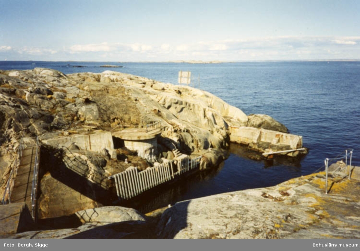 Enligt text på fotot: "Hamnen på östra sidan Väderobods fyrplats 1994 I bakgrunden Lotsplatsen på Storön".