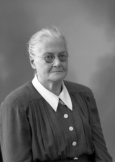 Enligt fotografens journal nr 7 1944-1950: "Kristiansson, Fru Alma Haga Jörlanda".
