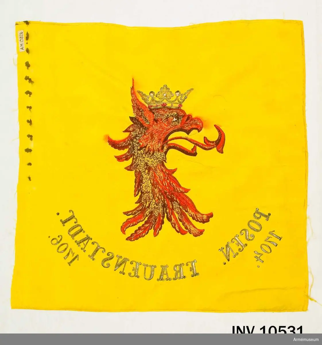 Grupp B.

En sida av ett dubbelsidigt standar, gult 4-skaftat fansiden med emblem: Skånes vapen krönt griphuvud, röd schattersöm med krona i guldbroderi med stenar i röd schattersöm. Därunder segernamnen POSEN 1704, FRAUENSTADT 1706 i guld.