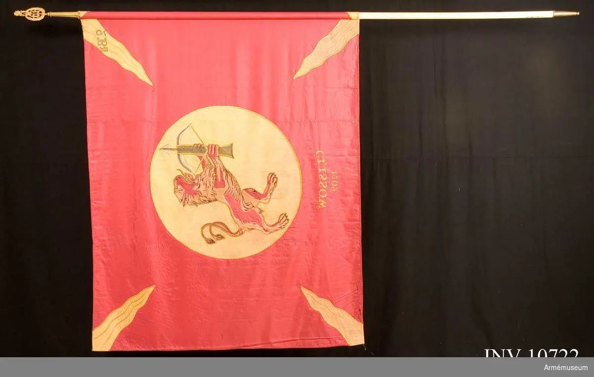 Grupp B.

Utdelad till regementet 1866. Duken är av rött siden med gula flammor i hörnen. På mitten ett gult fält med det uppresta lejonet som i tassarna håller ett uppspännt armborst. Under cirkeln broderat: Clissow 1702.