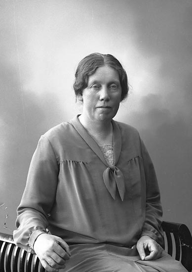 Enligt fotografens journal nr 5 1923-1929: "Johansson, Fr. Emmy Nyborg Här".