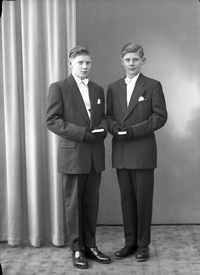 Enligt fotografens journal nr 8 1951-1957: "Andersson, Lennart o Gerhard Kopper Stenungsund".