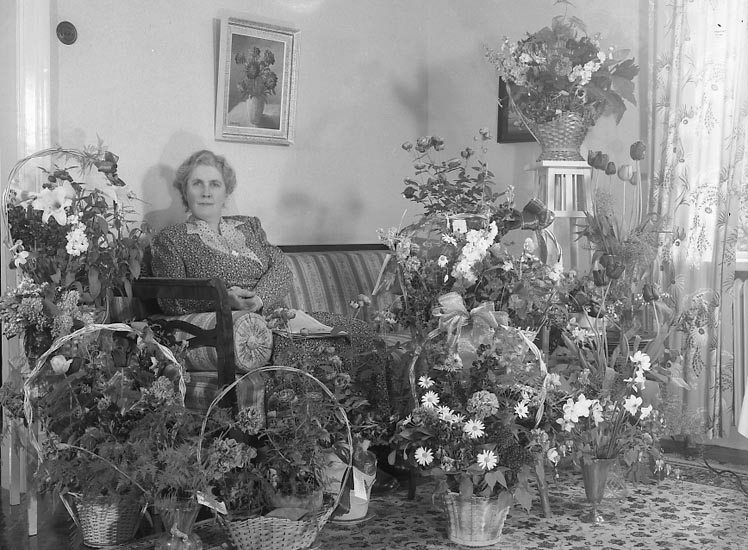Enligt fotografens journal nr 7 1944-1950: "Larsson, Fru Elsa Kyrkenorum Här 50 årsdag".