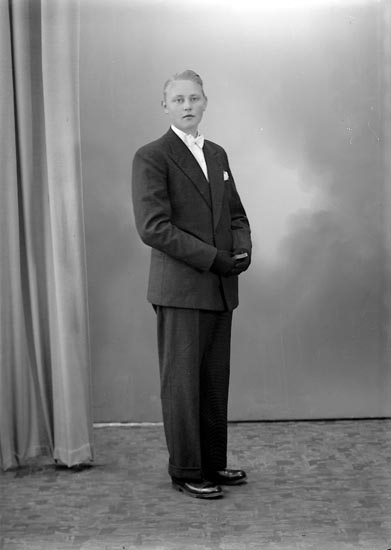 Enligt fotografens journal nr 7 1944-1950: "Oskarsson, Bengt L. St. Askerön".