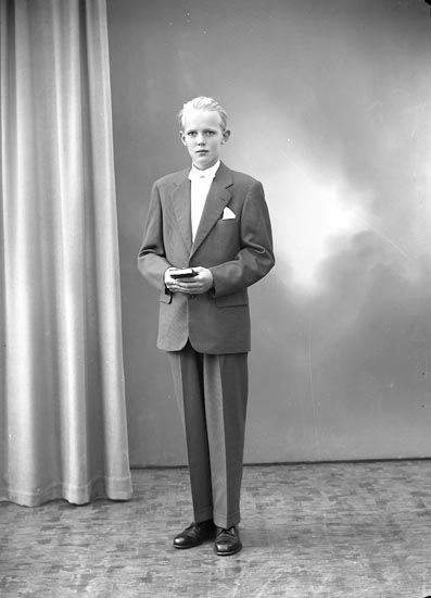 Enligt fotografens journal nr 8 1951-1957: "Samuelsson, Lennart Solängen, Jörlanda".