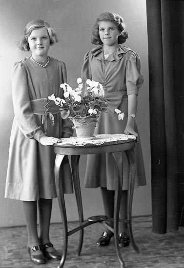 Enligt fotografens journal nr 6 1930-1943: "Helgesson, Ester Anrås St. Höga".