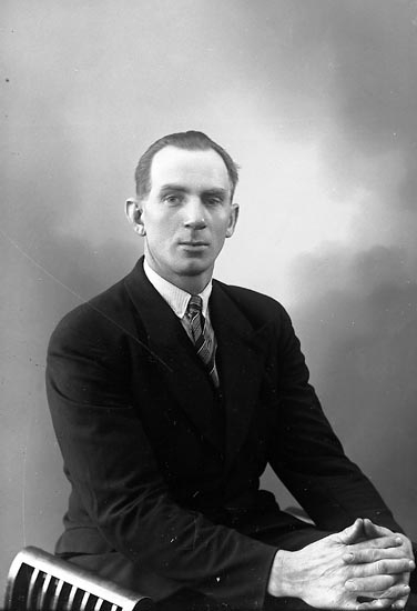 Enligt fotografens journal nr 6 1930-1943: "Karlsson, Knut Gåre St. Höga".