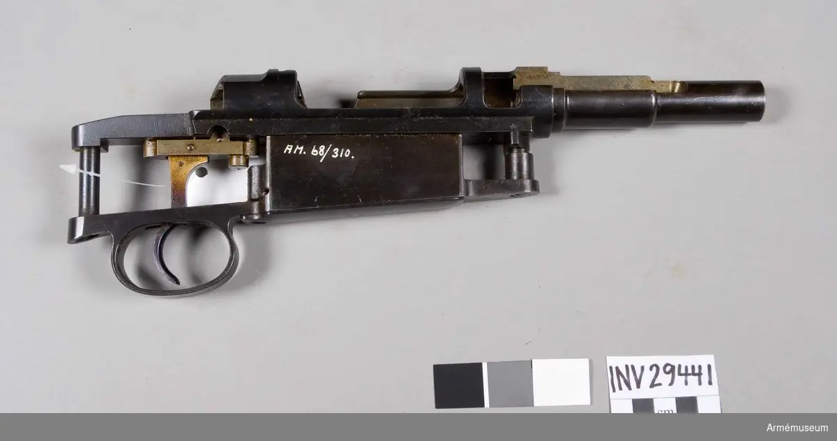 Grupp E II.
Mekanism till karbin m/1894 Mauser. Genombruten.