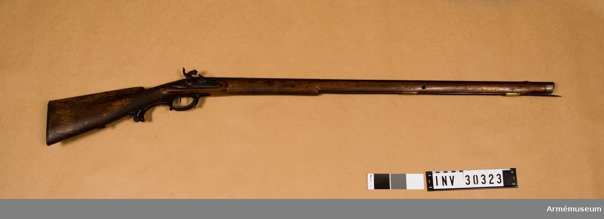 Grupp E II.

Jaktgevär med slaglås ändrat från flintlås. Okänt fabrikat. 1800-talets början. Laddstocken avbruten. 