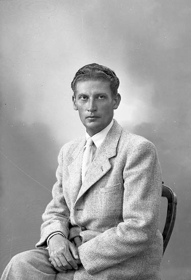 Enligt fotografens journal nr 7 1944-1950: "Löfgren, Ingeniör Gunnar Ödsmål".