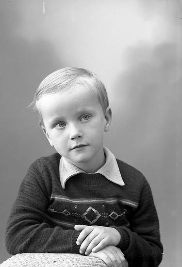 Enligt fotografens journal nr 8 1951-1957: "Sjöholm, Clas-Göran Stenungsund".