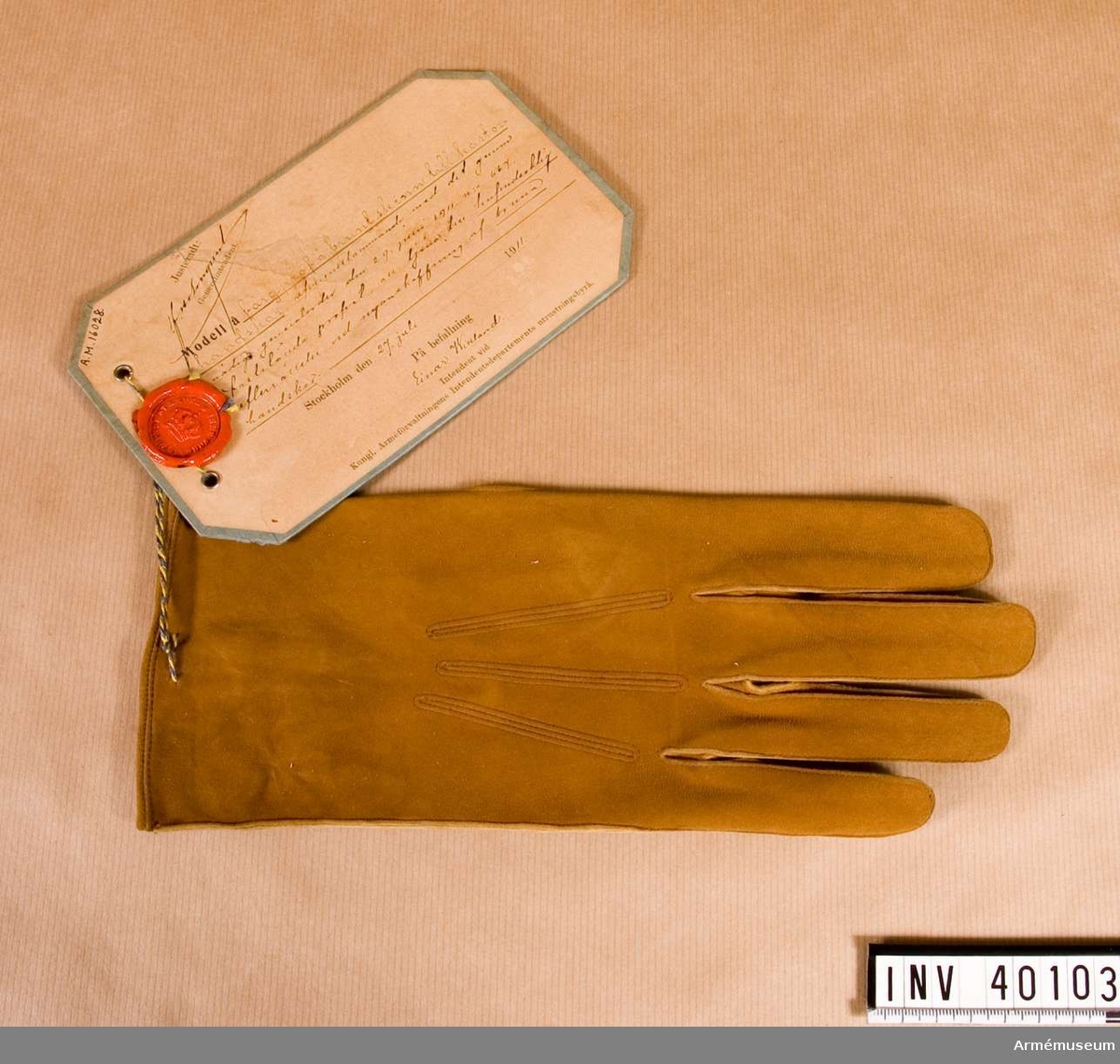 Grupp C I
Färgprov m/1911 på brunt skinn till kastorshandskar att tjäna till huvudsaklig efterrättelse vid nyanskaffningen av bruna handskar. Vänsterhandske.