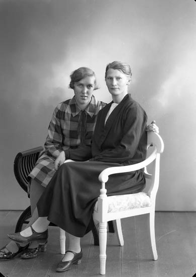 Enligt fotografens journal nr 5 1923-1929: "Svensson, Fr. Hilda S. Skår".