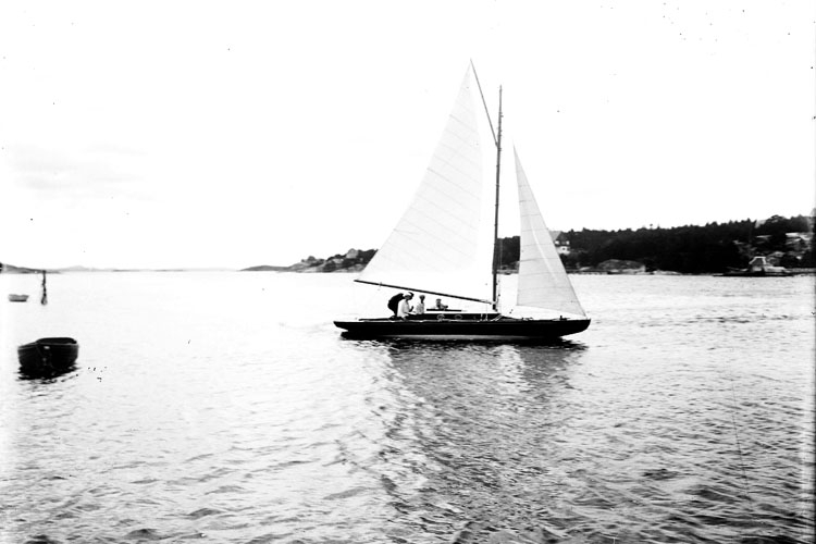 Enligt fotografens notering: "Norum Stenungsund. 
Segelbåt "Hejsan" Parker".