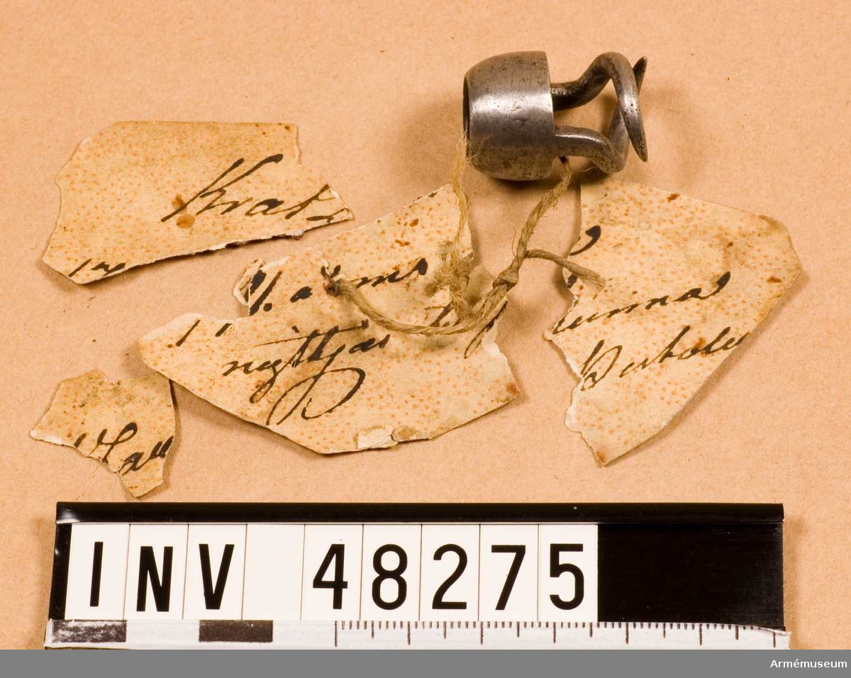 Grupp E VIII.
Text enligt vidhängande lapp: Kratzar 1791. års kunna nyttjas till pistol. På baksidan: 495 skrivet med rödpenna (modellkammarnummer) samt ett rött lacksigill med en bokstav i: F. 
Kratsen stämplad: LS, under ena "klon".