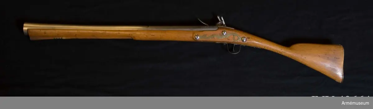 Grupp E XIV.
Loppets relativa längd är 18 kal. Afrikanskt gevär med flintlås i form av trompon (ströbössa).  "Barker". På pipans och kolven står nummer 234.