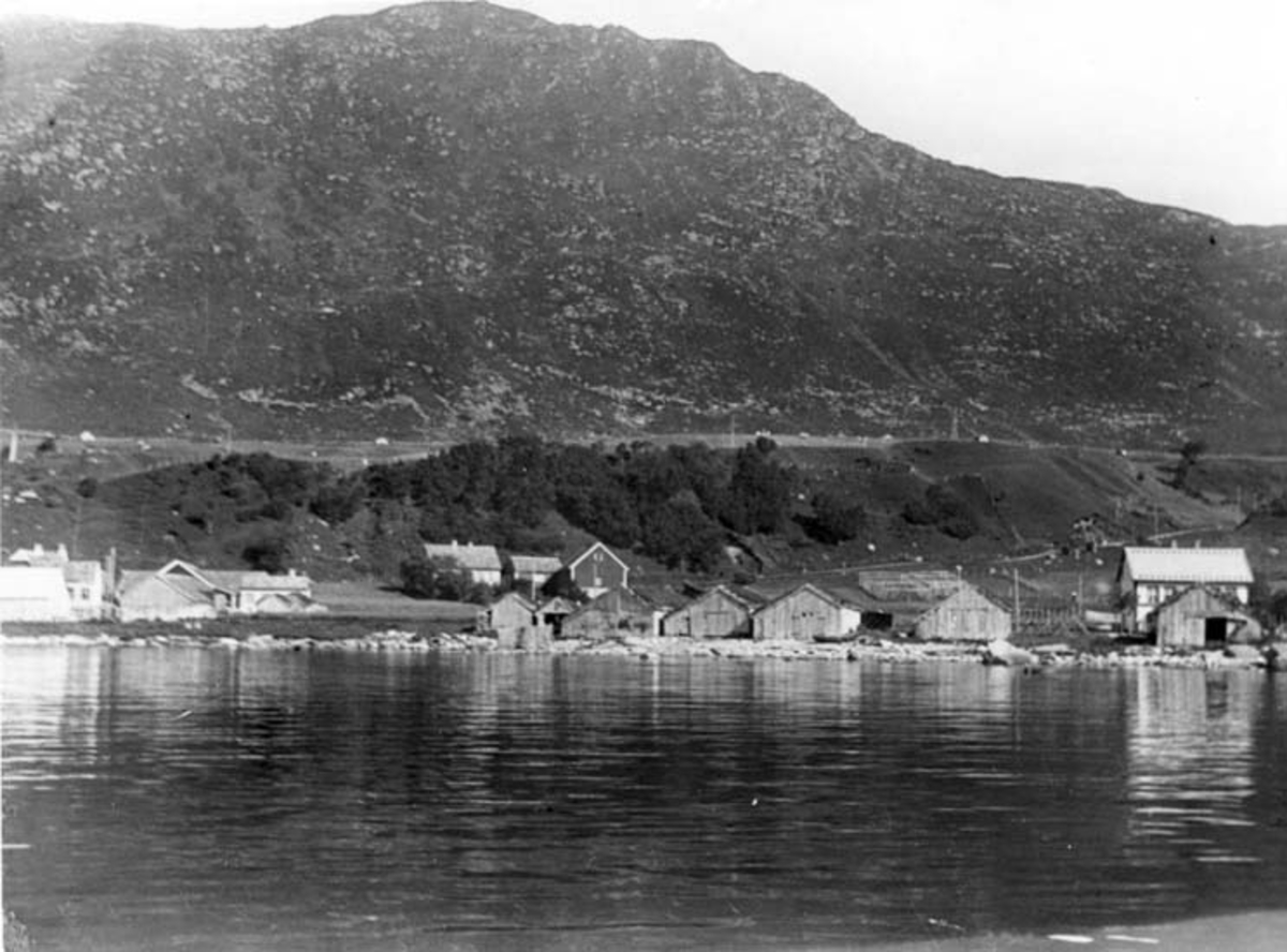 Skrivet på baksidan: Norge Möre Gadög
Stranden med hus och nästen