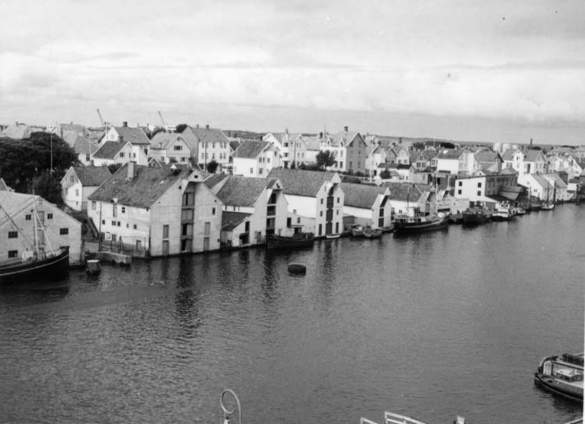 Skrivet på baksidan: Haugesund set fra sydligste bro 19/8 1967
Fotograf: Henning Henningsen
Fotot taget: 1967-08-19