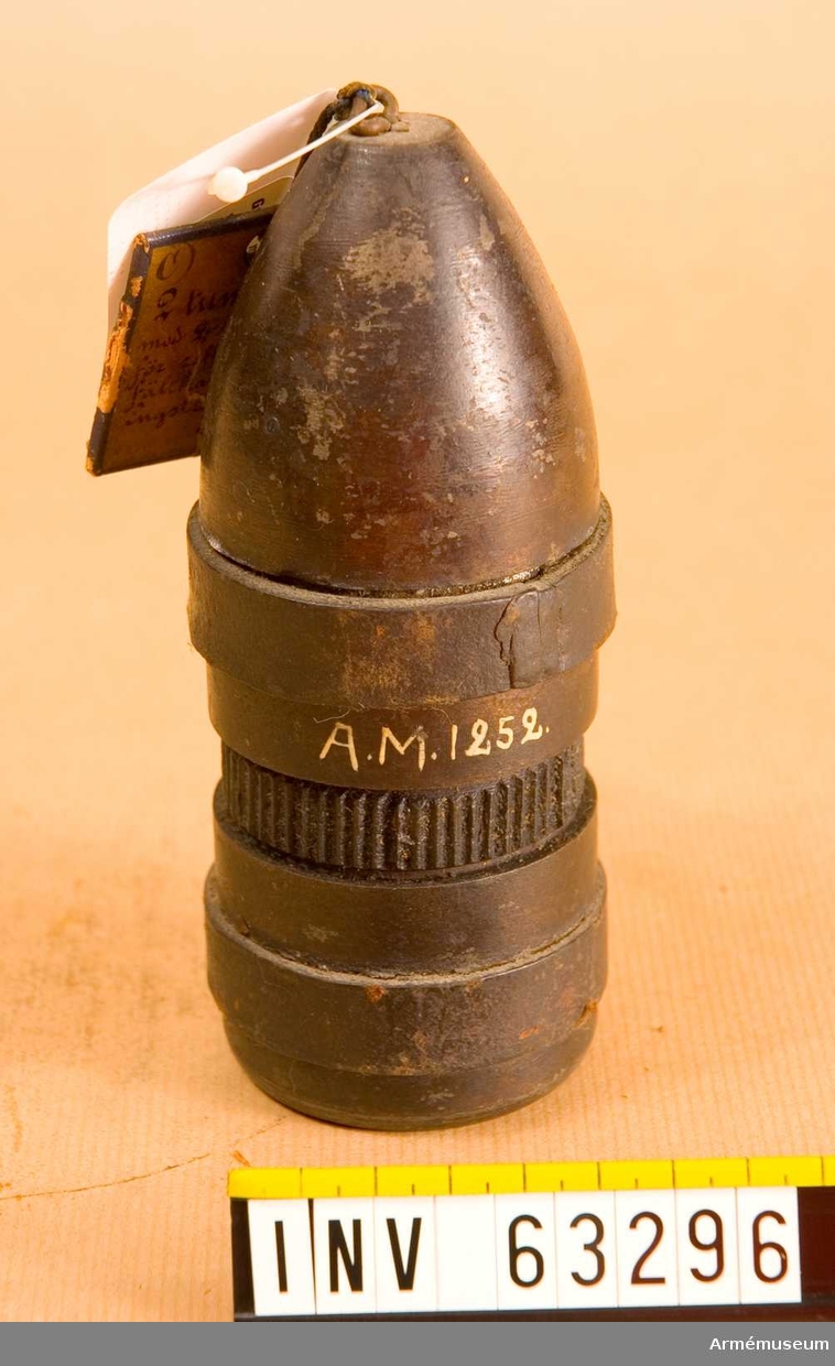 Grupp F II. 
2 tums (6 cm) granat med två lädergördlar, avsedd för räfflad bakladdningsfältkanon av kommendörkapten Engströms konstruktion. Patent 1860.
