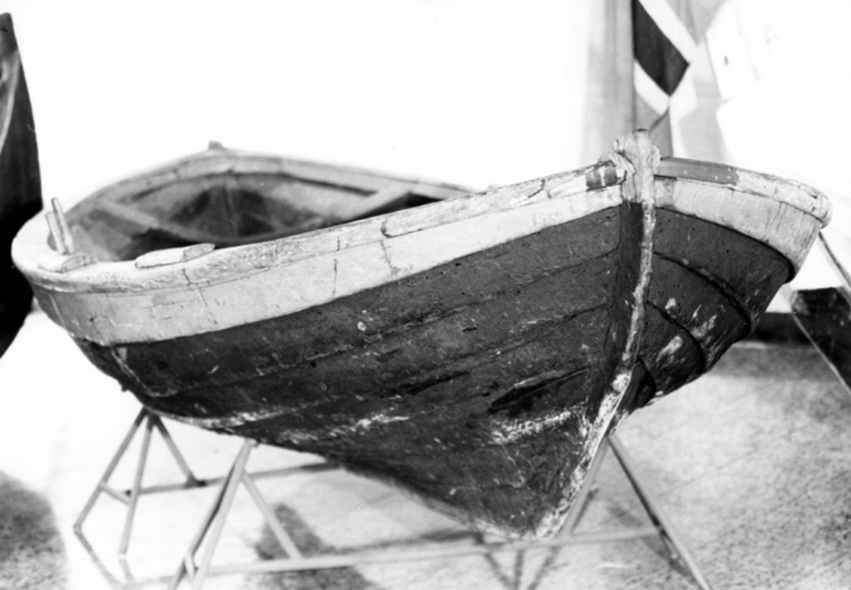 Skrivet på baksidan: Båthallen NSM 3/12 - 65 Lillebåt från Hällen Tågae.
Fotograferat av: A.E. Christensen . Tromsö museum . Norge
Fotot är taget: 1965-12-03