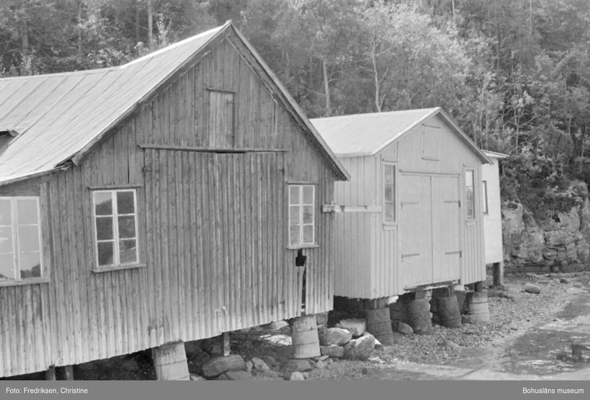 Motivbeskrivning: "Bröderna Karlssons varv, till vänster båtbyggarverkstad uppförd 1931, till höger därom båtbyggarverkstad uppförd senare på 1930-talet. Bilden tagen utifrån bryggan."
Datum: 19800711
Riktning: Sö