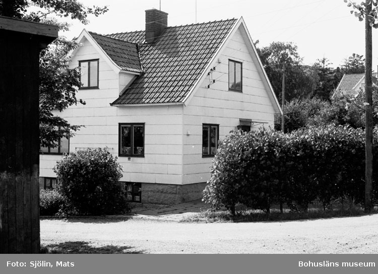 Bohusläns samhälls- och näringsliv. 2. STENINDUSTRIN.
Film: 41

Text som medföljde bilden: "Arbetar bostad. Tullboden. Juli 1977."