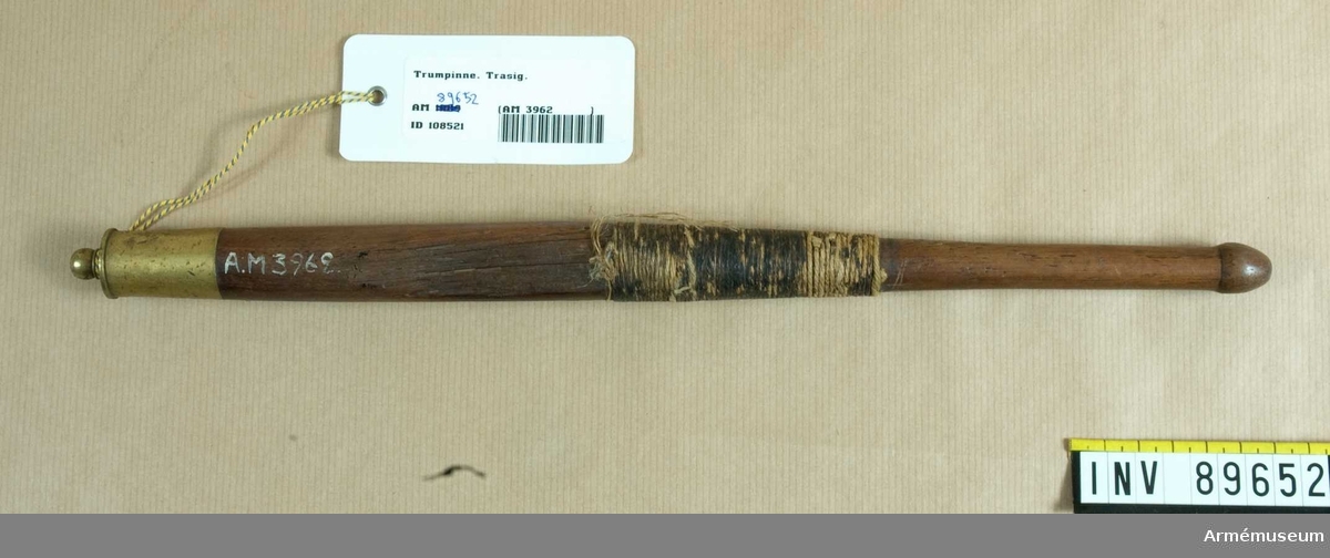 Grupp B.
En pinne. Pinnen är gjord av svarvat, brunt trä med mässingsbeslag. Längd 345 mm / 19380830 A. Lilliehöök.