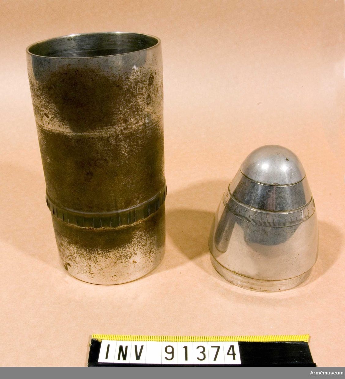Cigarrbox märkt "Krupp" i form av en 7,5 granat.