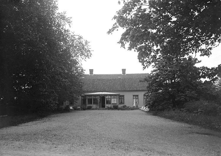 Tillkomsttid Juni 1924. Prästgården i Foss, gammal manbyggnad med stor grusad gårdsplan.