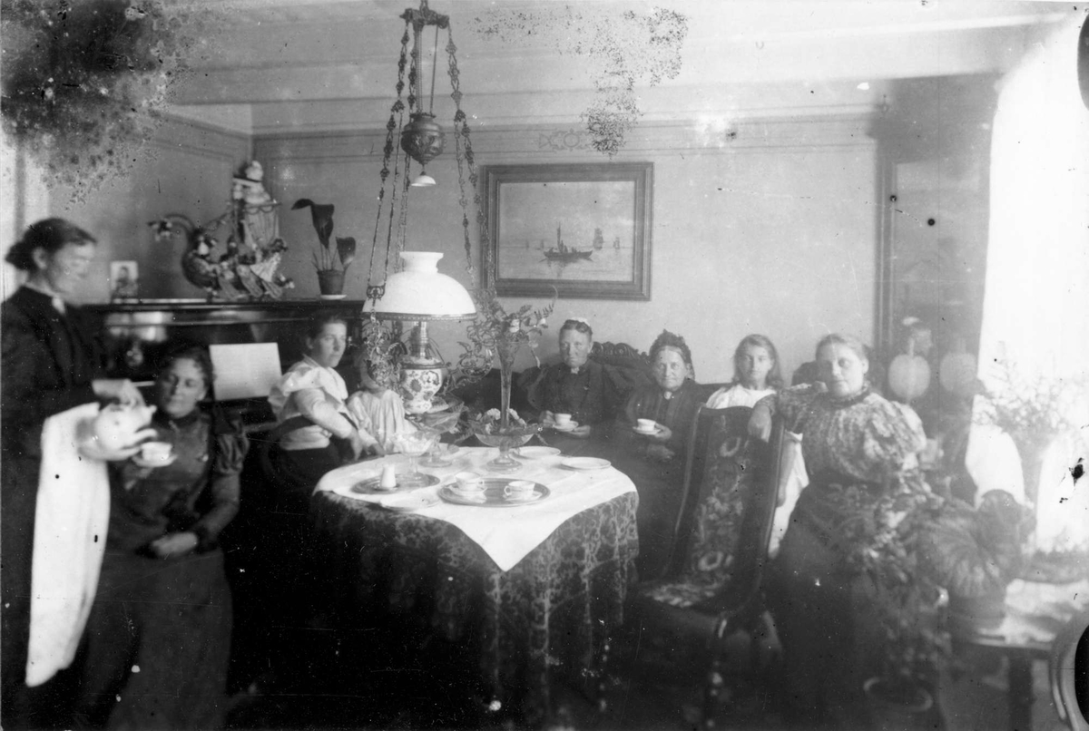 Torjusen-familien i stua i Strandgaten 31