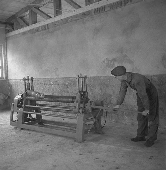 Text till bilden: "Plåtvalsmaskin. Hellden & Co. Mek. verkstad. 1947.03.27".