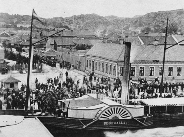 Bilden var uppklistrad på ett A4 papper. På papperet under bilden stod följande handskrivna text: "Hjulångaren Uddevalla klar för transport av skarpskyttar 1860-talet".