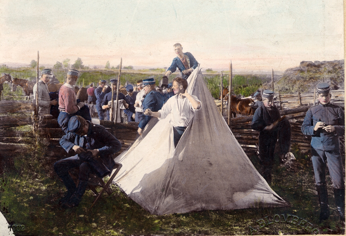 Soldater ur ingenjörstrupp(?) gör morgontoalett i tältläger. I bakgrunden avsadlade hästar. Färglagt foto från 1902.