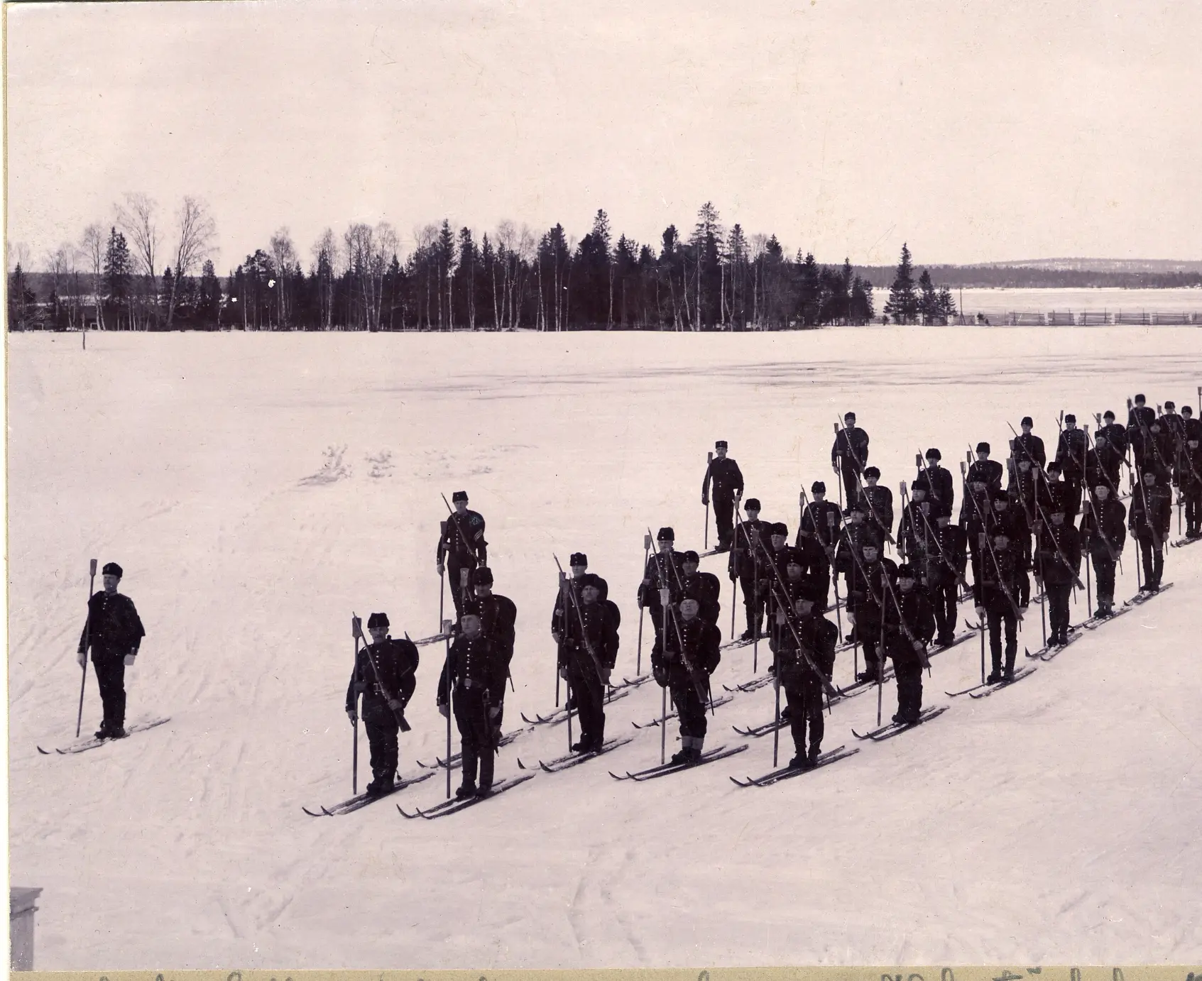 Volontärskolan vid Norrbottens regemente I 19 på skidor i Notviken ...