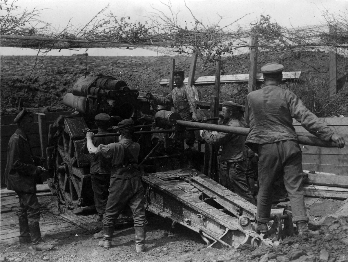 Första världskriget: En tysk 21 cm mörsare i stridsskick vid Arrasfronten.