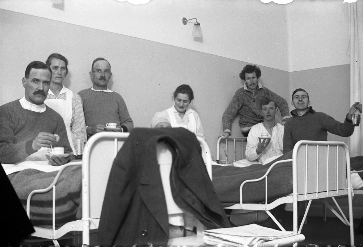 Fem män och tre kvinnor i och vid tre sjukhussängar på Lungkliniken, Eksjö.