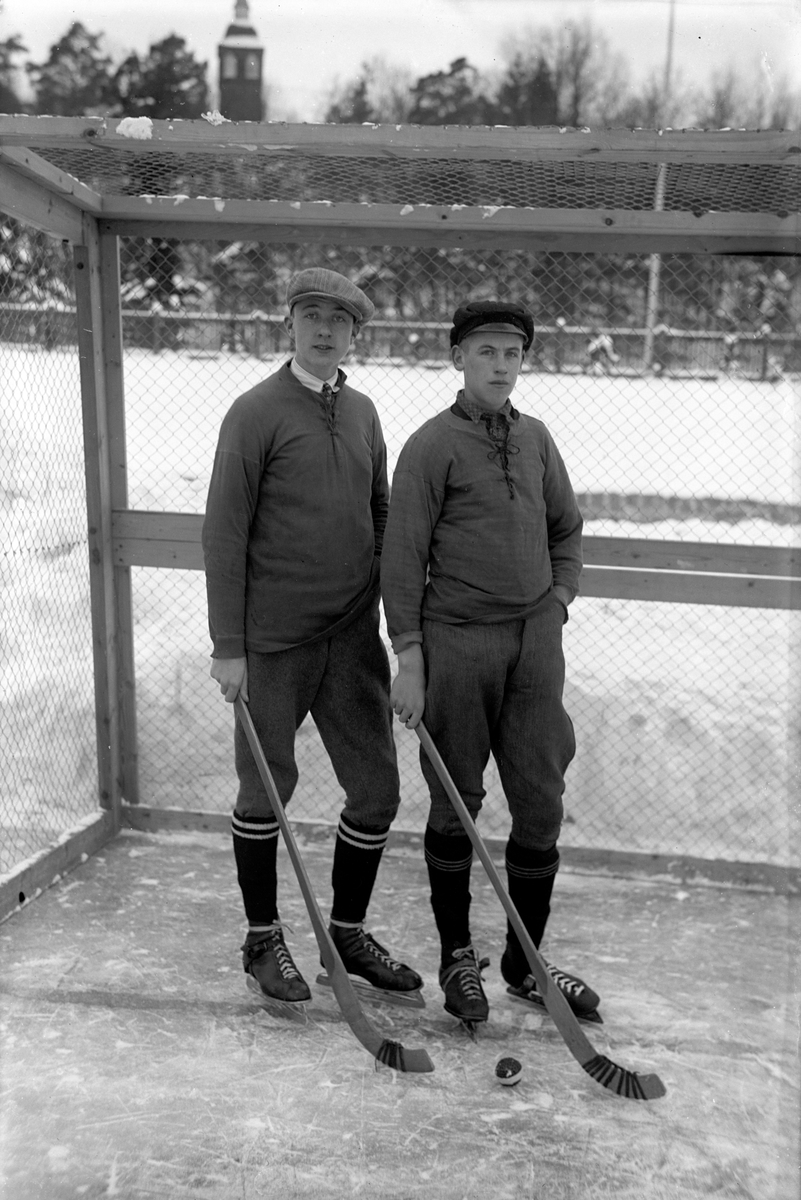 Två bandyspelare på Stadsparksvallen i Jönköping. Nils Damgren till höger, IK Tord-profil och god vän till fotograv Gustav.