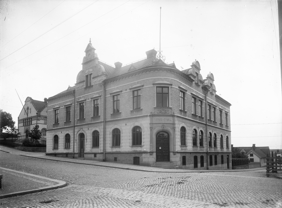 Sparbankshuset, Kyrkogatan 3 - Tullgatan 16, Enköping, vy från väster, troligen 1918. T. v. gymnastikhuset.