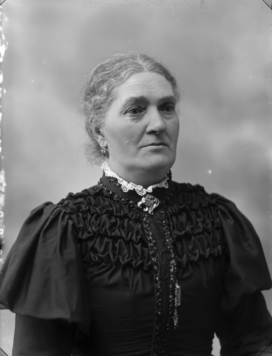 Maria "Maja" Jonsson f. Larsson (1837-1918), Västerås. Hustru till skomakarmästare Anders Gustaf Jonsson.