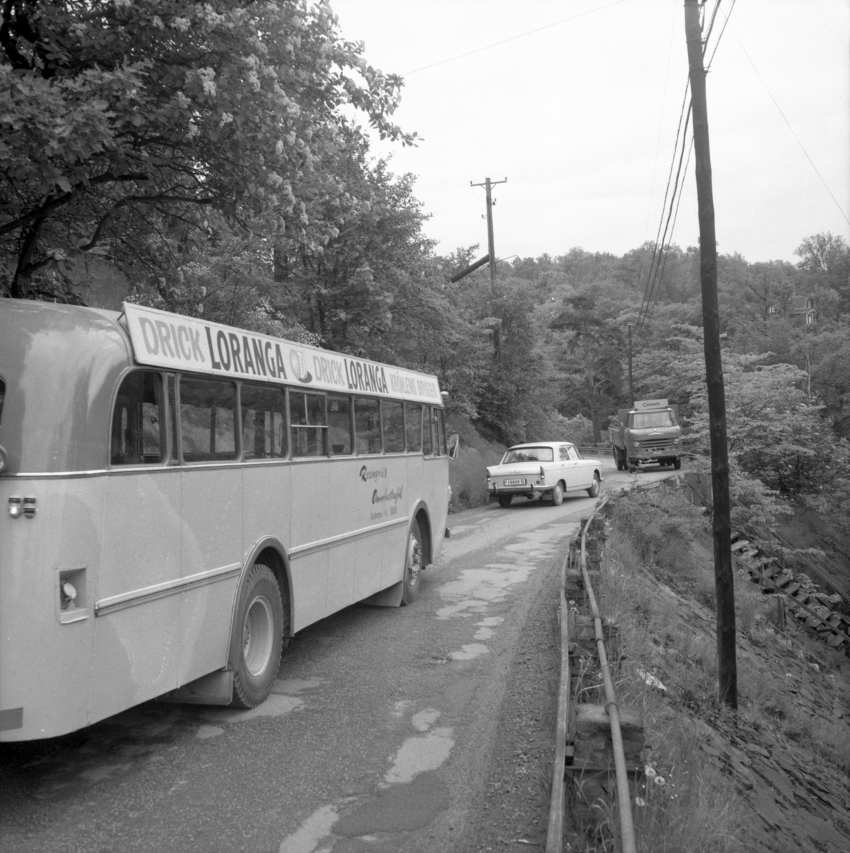 En Rosenqvist-buss på väg nedför "Blindtarmen" vid Ådalsvägen i Huskvarna år 1964. Trappan till höger ledde ned till Turisthyddan, ett kafé med fin utsikt över staden och Vättern.