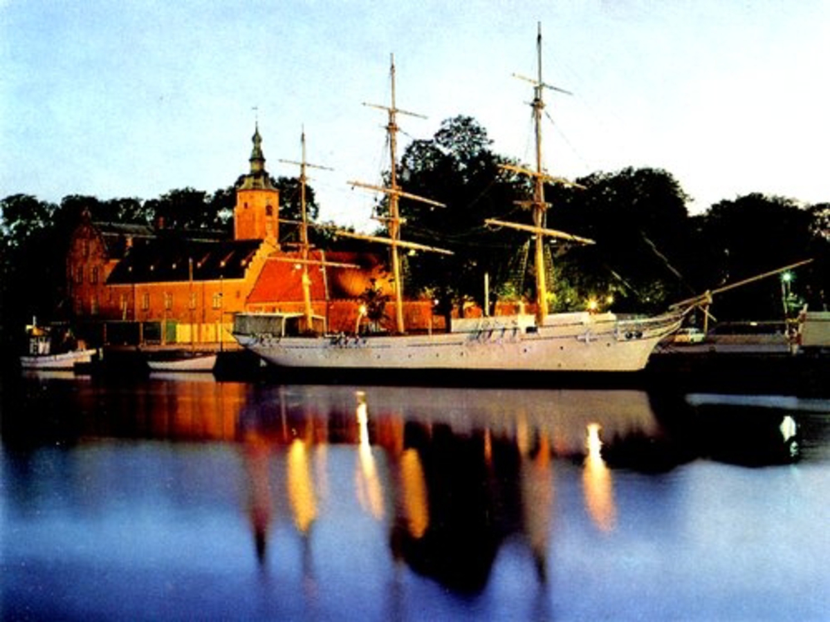 Halmstad. Halmstads slott med Najaden i förgrunden. Foto 1968.