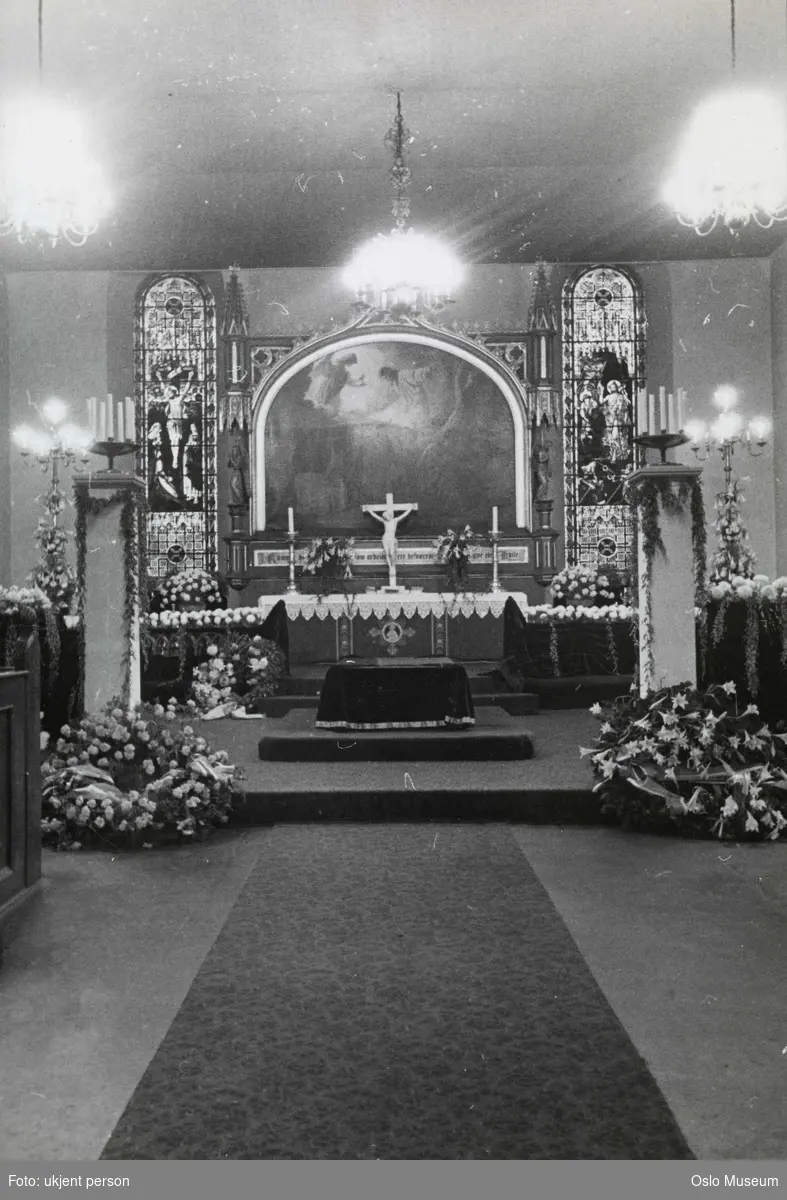 Dronning Mauds begravelse, Vår Frelsers kirke, interiør, kor, alter, katafalk, kranser, blomster